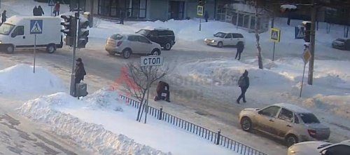В Ярославле полиция лишила прав водителя, который сбил упавшую на переходе женщину и уехал