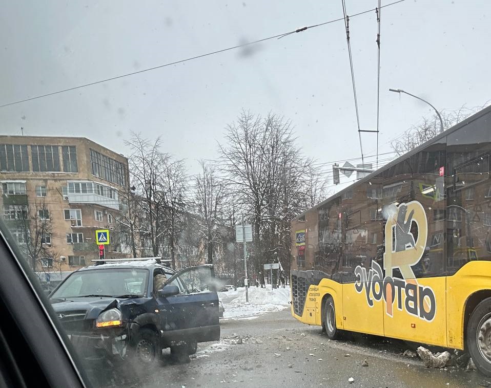В Ярославле автобус протаранил легковушку