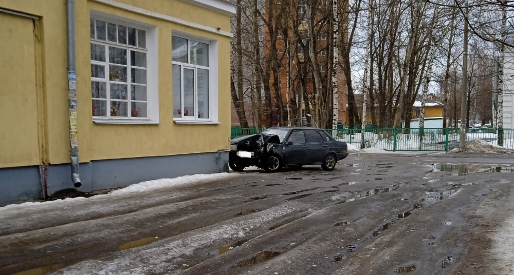 Разогнался и резко свернул: в Ярославле легковушка врезалась в здание