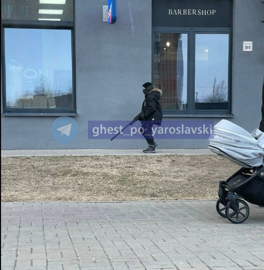 В Ярославле подросток в маске разгуливает по двору с оружием
