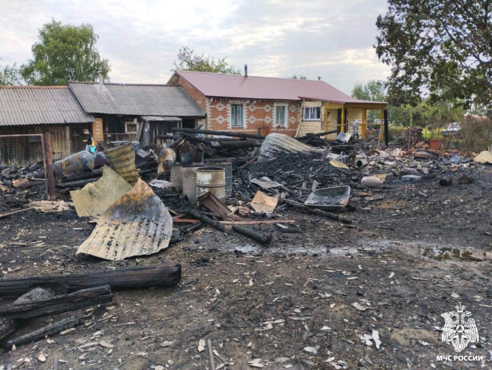 В Борисоглебском округе пожар уничтожил жилой дом и баню