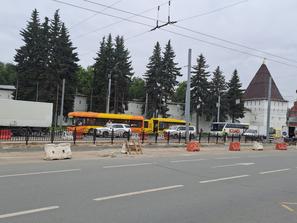 В центре Ярославля во время дорожных работ обнажилась историческая булыжная мостовая