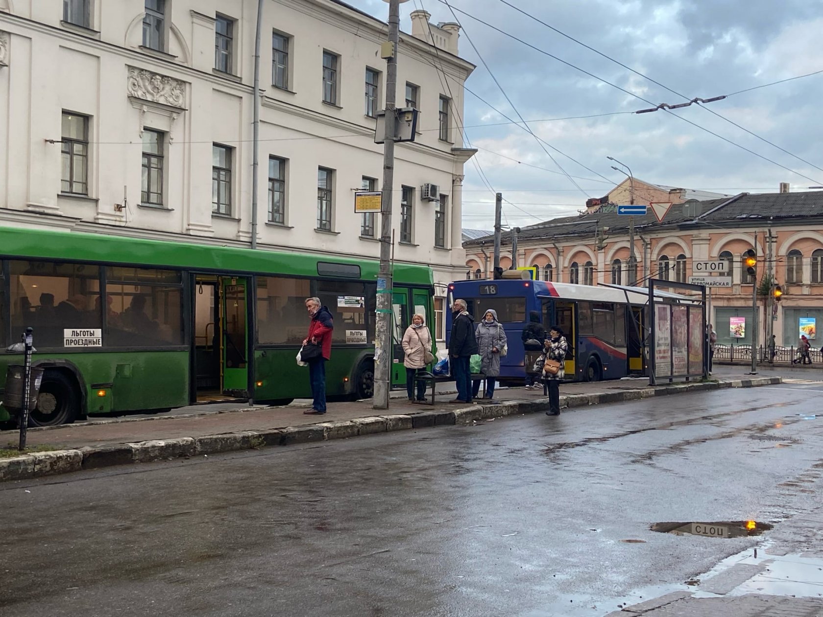 Ярославль последние. Ярославль улочки. Ярославские автобусы. Проспект октября 55а Ярославль. Город Ярославль улица 8 марта фото начала 2000 годов.