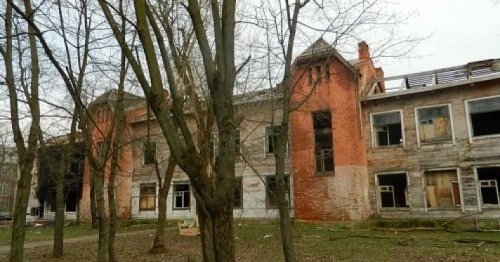 Власти не стали включать сгоревшую и разрушенную школу Терешковой в Ярославле в список объектов культурного наследия