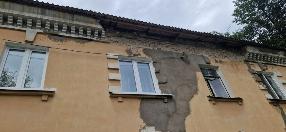 Прокуратура организовала проверку в связи с обрушением фасада дома в Ярославле