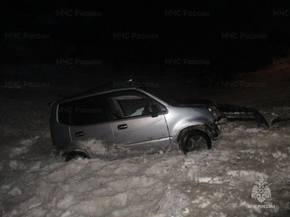 В Ярославской области иномарка съехала в кювет и врезалась в столб: есть пострадавший
