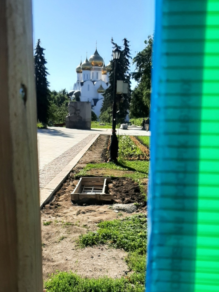За зелёным забором: в Ярославле приступили к установке новых стел у Вечного огня