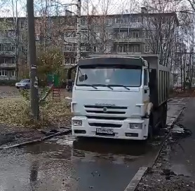 В Дзержинском районе Ярославля во дворе вязнут грузовики