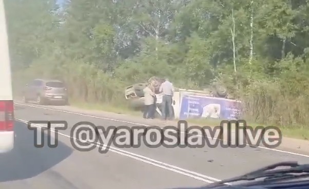 Кузов легковушки всмятку, а грузовик в кювете: в Ярославской области произошло жесткое ДТП_242076