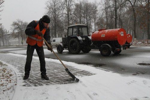 В Ярославле дороги и тротуары обрабатывают сертифицированными противогололедными материалами