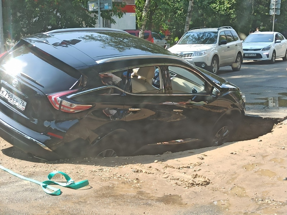 В центре Ярославля автомобиль провалился в асфальт