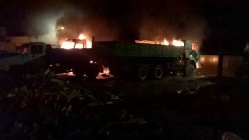 В Ярославской области огонь уничтожил четыре грузовых автомобиля 