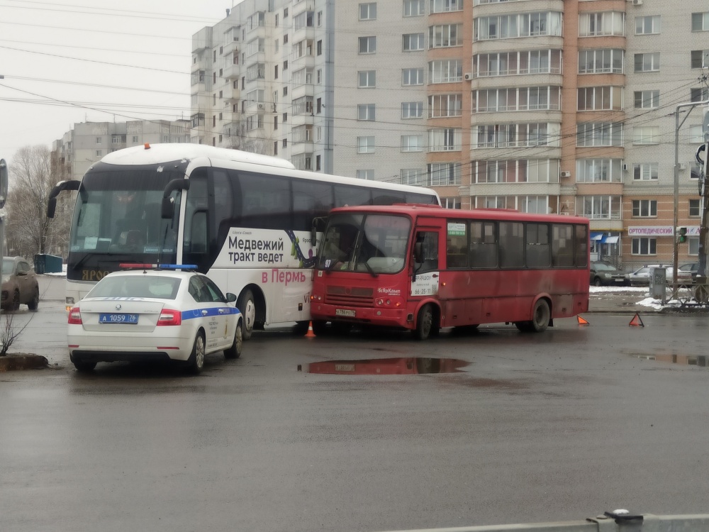 В Ярославле при столкновении маршрутки и туристического автобуса пострадал ребенок