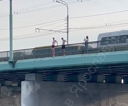 В Ярославле подростки прыгнули с моста ради видео