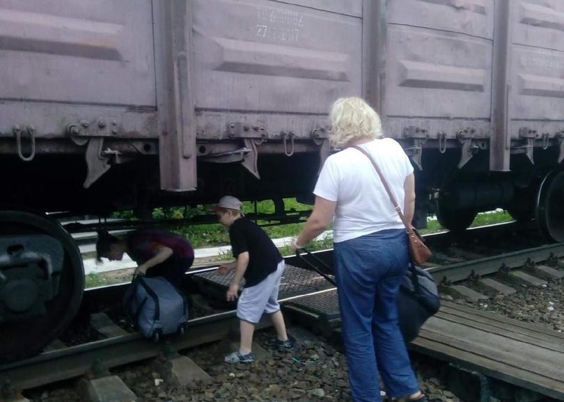 Дети «пролезают» под поездами по пути в школу: жители поселка в Ярославской области бьют тревогу