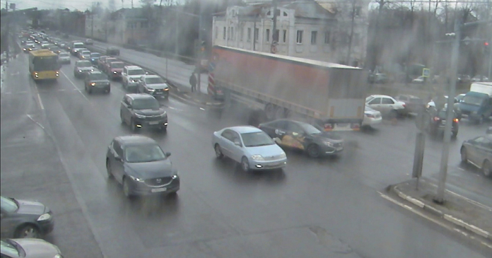 Появилось видео ДТП: на Московском проспекте столкнулись три машины