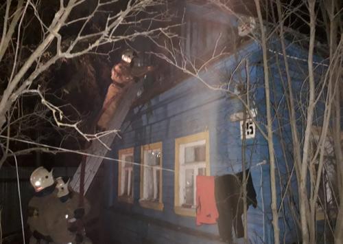 В Заволжском районе Ярославля сгорел дом, эвакуированы три семьи с детьми