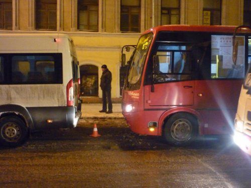 В Ярославле на остановке столкнулись две маршрутки: пострадала 49-летняя женщина 