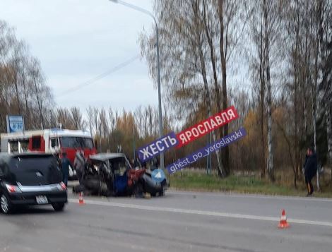 «На земле человек, не шевелится»: очевидцы рассказали о ДТП на выезде из Ярославля