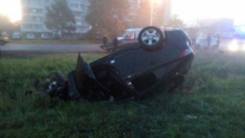 В Ярославле автомобиль угодил в кювет и перевернулся на крышу 