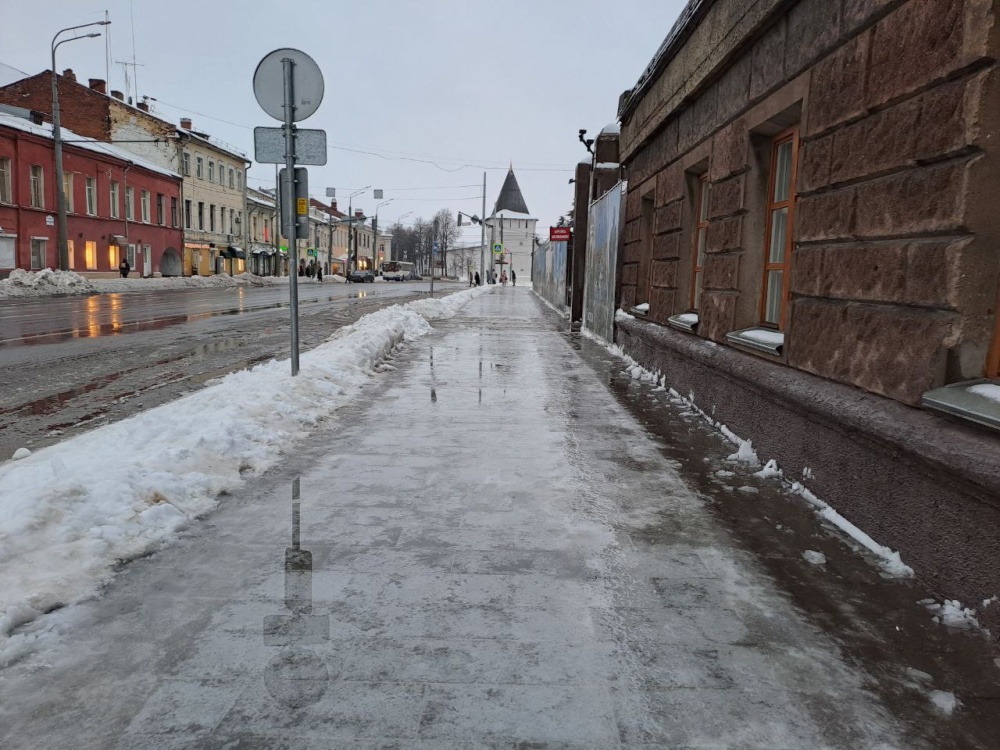 В центре Ярославля тротуары после уборки снега превратились в «смертоубийственный каток»