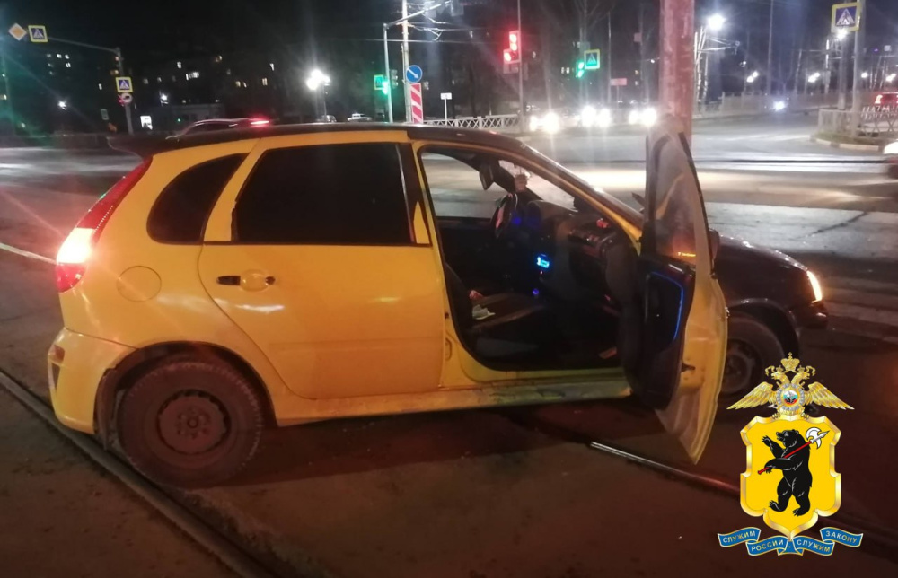 В Ярославле молодой человек угнал машину друга и угодил в ДТП