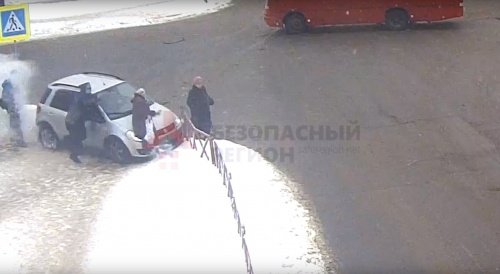 На проспекте Машиностроителей в Ярославле «Сузуки» столкнулась с маршруткой — легковушку отбросило на пешеходов