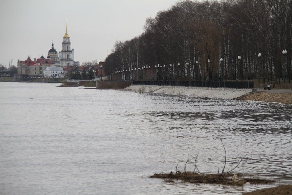 В волге подняли уровень воды в