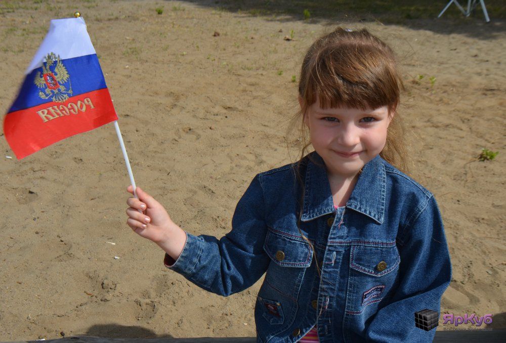 В Ярославле в честь Дня России развернут 10-метровый флаг нашей страны