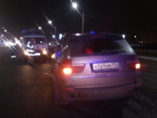 В Ярославле водитель иномарки BMW X5 врезался в дорожное ограждение 