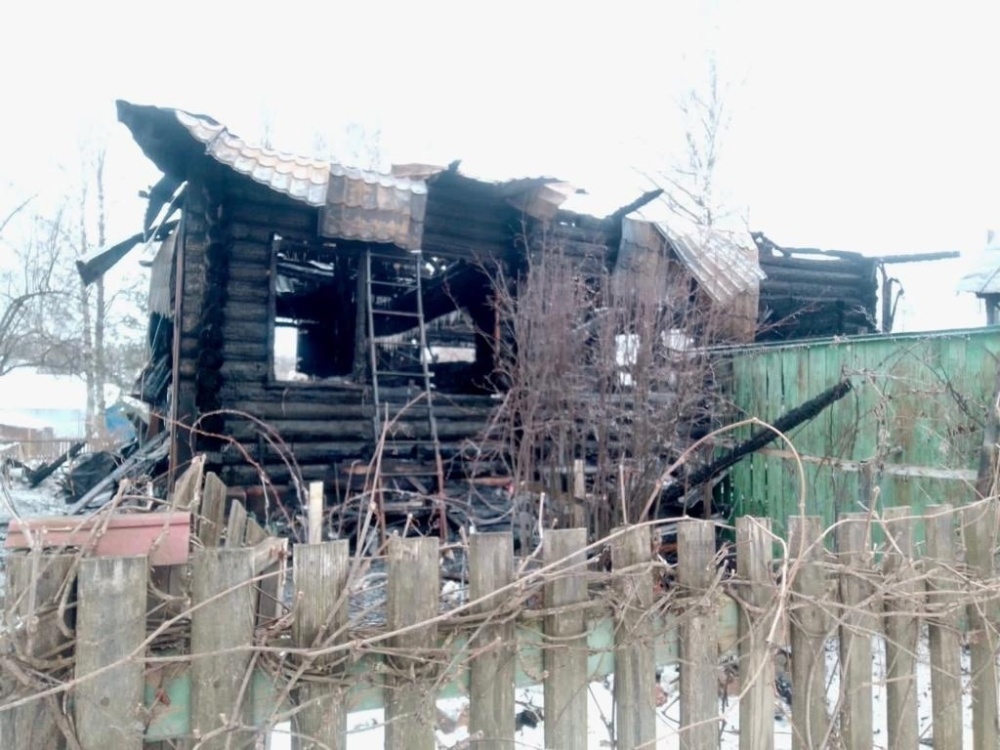 «Один человек погиб, еще один находится в больнице»: в Ярославской области заживо сгорела пожилая женщина