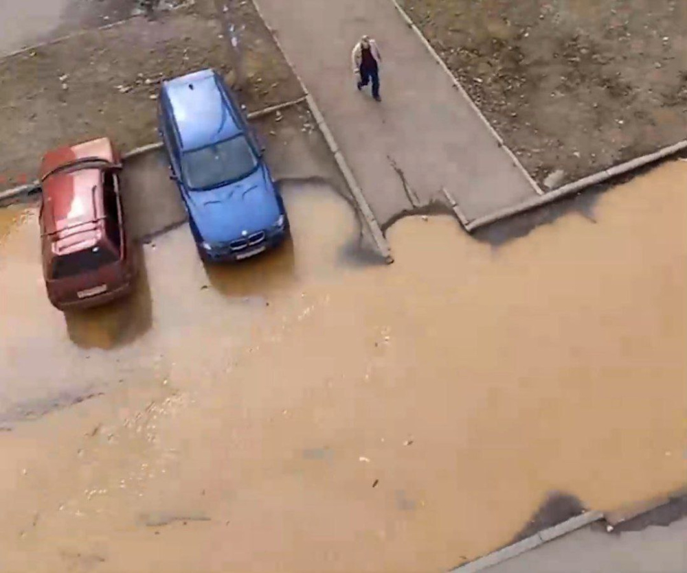 Произошёл потоп: в Дзержинском районе Ярославля прорвало трубу