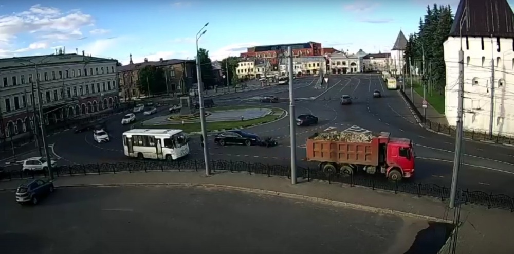 В центре Ярославле произошло ДТП с участием мотоциклиста