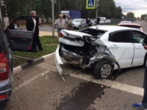 В Ярославле столкнулись четыре автомобиля: пострадали люди 