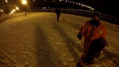 В Ярославле спасатель в костюме-самоспасе вытащил мужчину из-подо льда