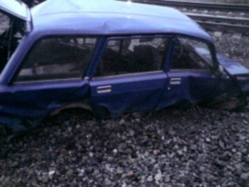 В Ростовском районе легковой автомобиль угодил под грузовой поезд 
