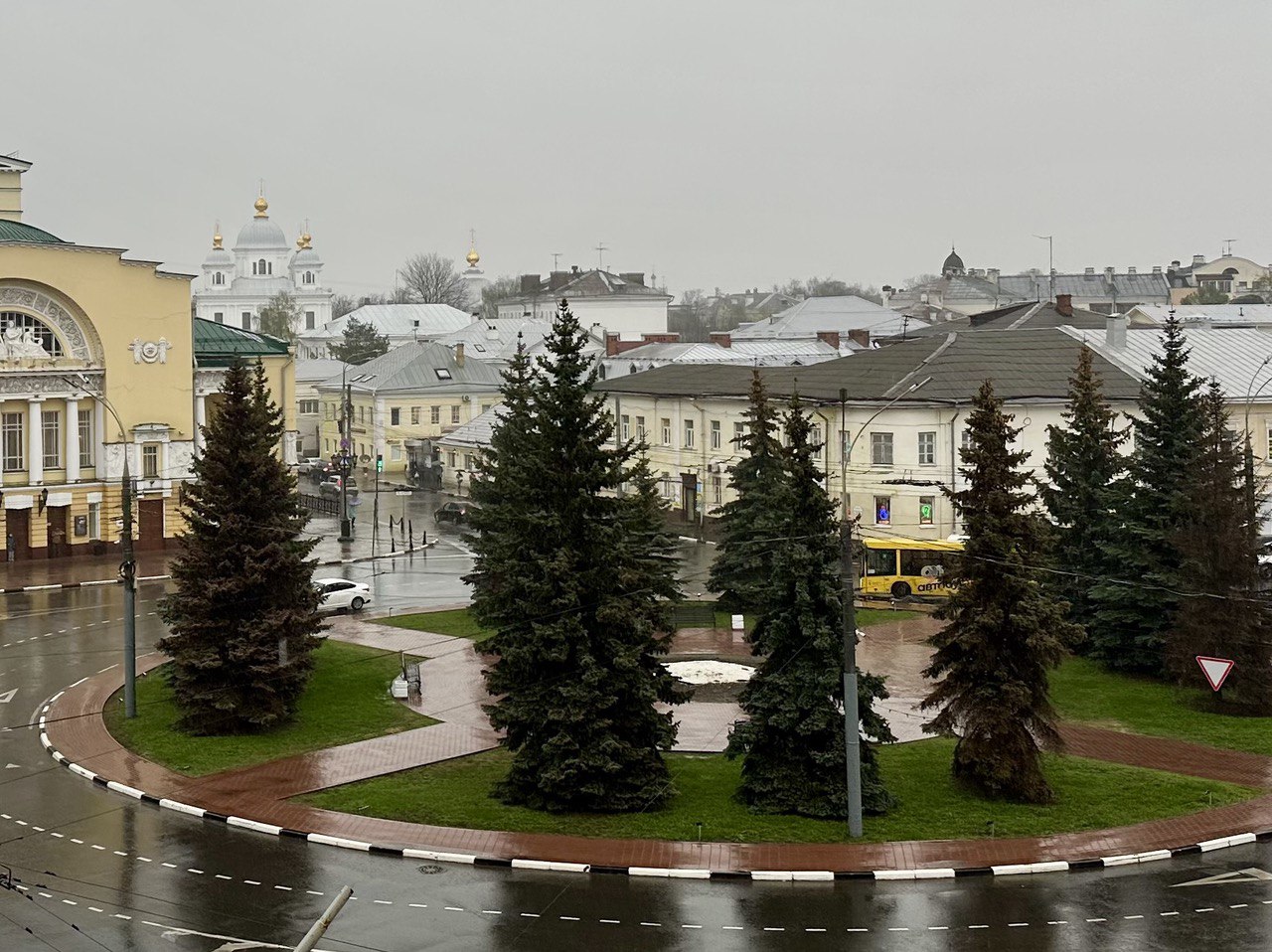 С площади Волкова в центре Ярославля пропали ели | 16.05.24 | Яркуб