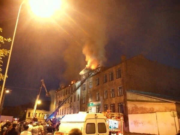 В Рыбинске горели частично расселенный дом и здание торгового центра: фото