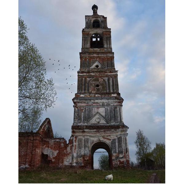 «По сути, я снимаю смерть»: зачем москвичка Ксения Савина фотографирует заброшенные церкви и покинутые дома