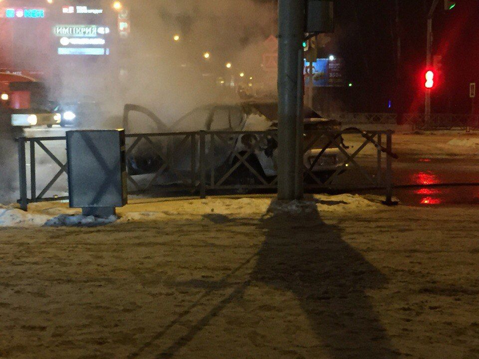 Ночью в результате аварии сгорел автомобиль в Ярославле: видео 
