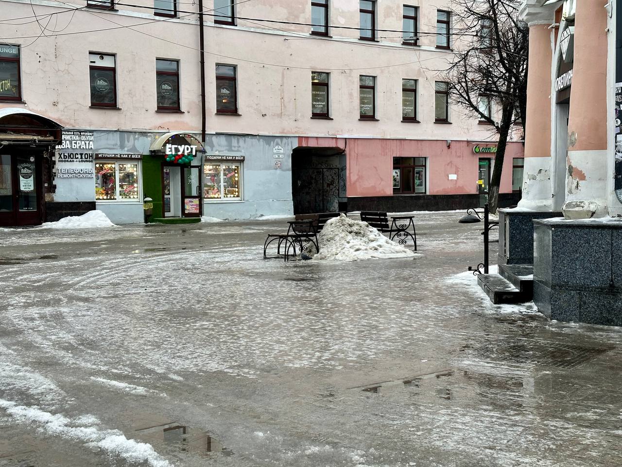 Мокро, скользко и больно: десять фотографий заледеневшего центра Ярославля  | 20.01.23 | Яркуб