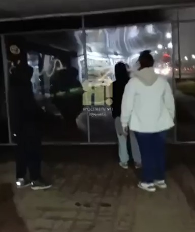 В Ярославле подростки нагло разрисовывали остановку на глазах очевидцев