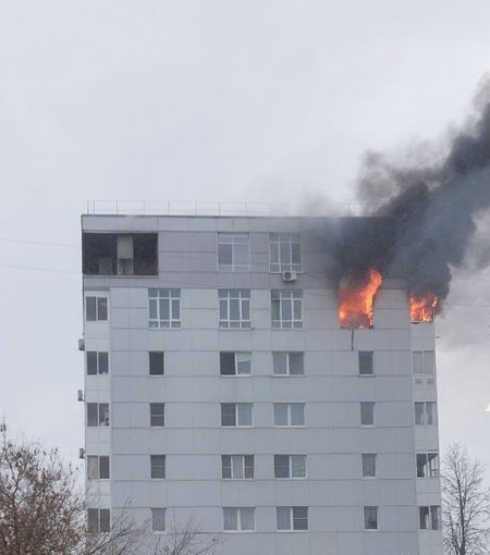 У дома разбросаны обгоревшие детские книжки: в центре Ярославля сгорела квартира в новостройке