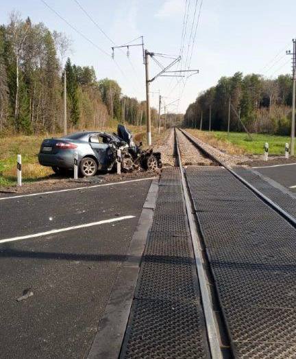 В Любимском районе автомобиль попал под поезд