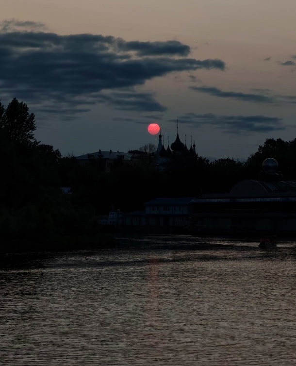 Ярославцы делятся фото «клубничной» луны — над городом взошло редкое небесное явление