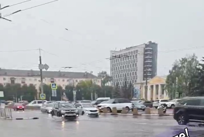 Ярославль ушёл под воду: городской потоп в фотографиях и мемах