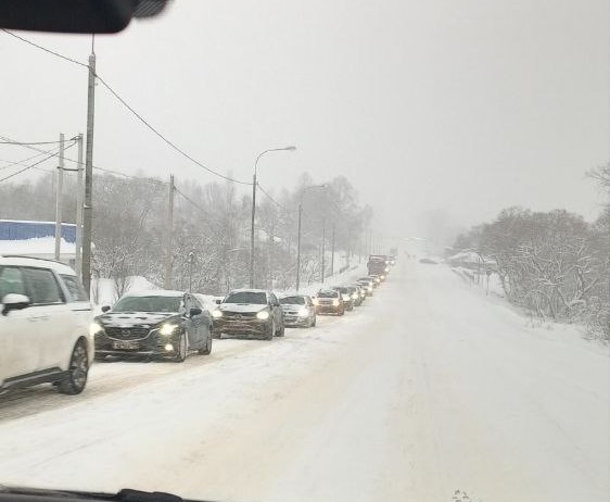 12 часов из Москвы до Костромы: в Ярославской области снегопад парализовал движение на федеральной трассе