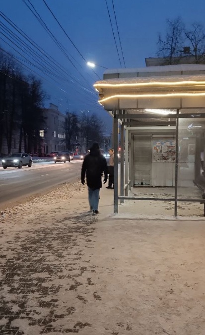 «Жалко людей»: в центре Ярославля пассажиры мечутся между старой и новой остановками