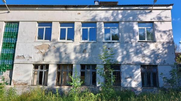 Прыгают по крыше и бьют стекла: жители Ярославля жалуются, что заброшенная больница стала точкой притяжения подростков и маргиналов