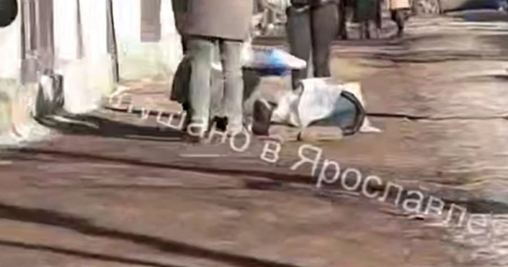 В Ярославле на тротуаре у школы умер мужчина